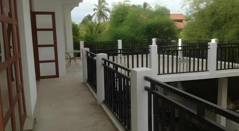 Araliya Blue Beach View Hotel Kudapaduwa Exterior foto