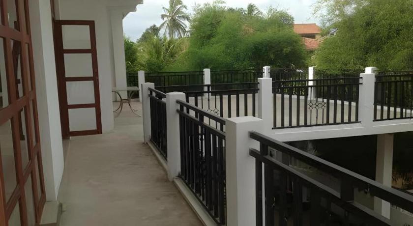 Araliya Blue Beach View Hotel Kudapaduwa Exterior foto